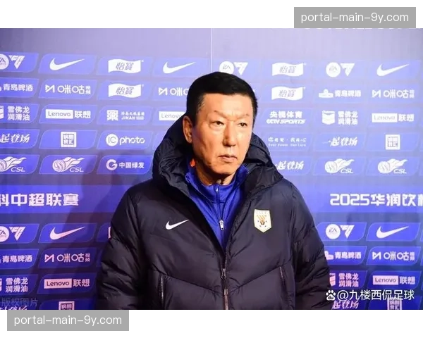 镜头：大雨中，山东泰山主帅崔康熙始终站立指挥